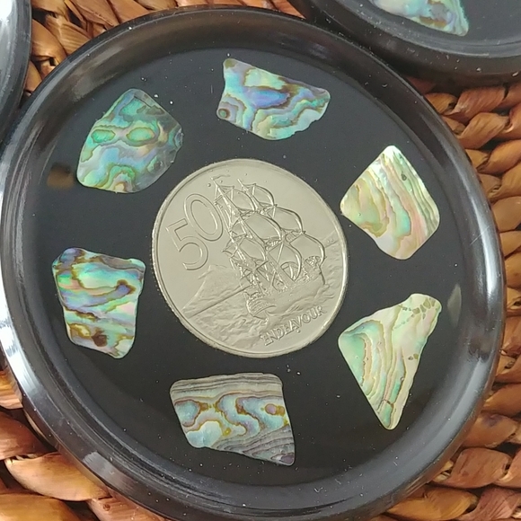 Vintage genuine N.Z. paua shell coin coaster set - Picture 3 of 12